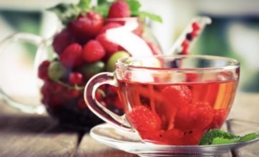 «Лечит грипп, кашель и бронхит»: Насколько полезен чай с малиной
