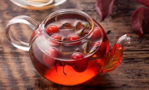Прекрасно лечит заболевания желудка и кишечника: чем полезен чай из шиповника