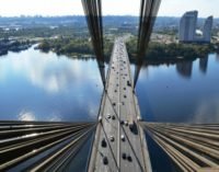 Большинство мостов столицы сковали пробки