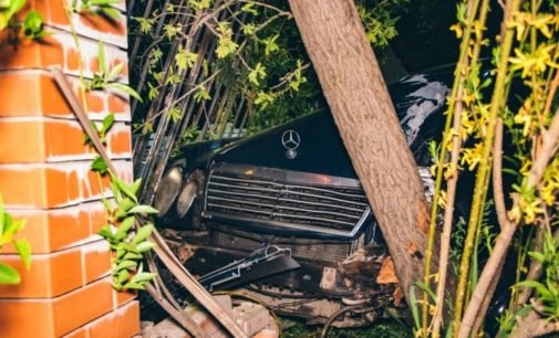 В Слобожанском “Mercedes” врезался в забор