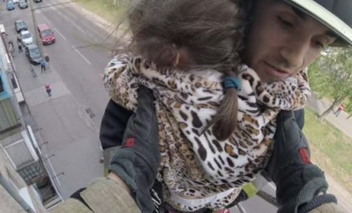 В Днепре пожарные из горящей многоэтажки спасли ребенка (ФОТО)