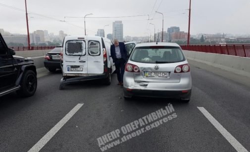 В Днепре на Новом мосту столкнулись 4 автомобиля