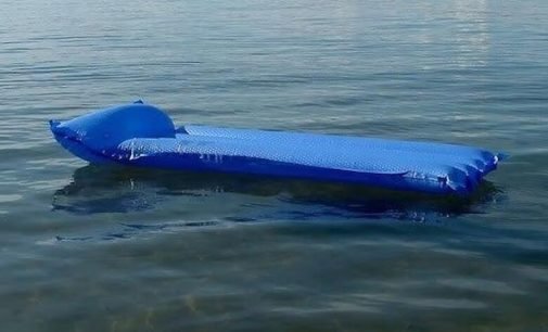 На Днепропетровщине спасли ребенка, которого на матрасе унесло далеко от берега
