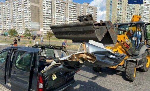 В Киеве произошло ДТП с экскаватором и легковушкой: есть травмированный