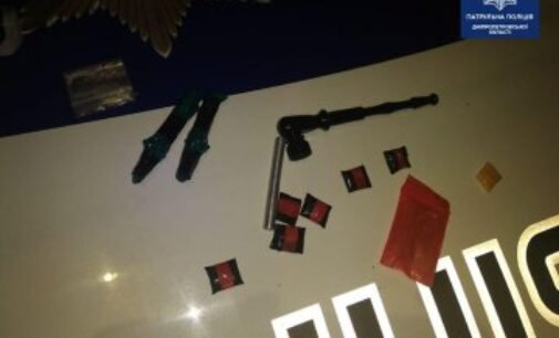 В Днепре задержали 20-летнего парня с оружием и сумкой наркотиков