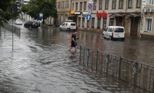 Киев накрыл ливень: коммунальщики работают в усиленном режиме