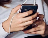 Эксперты перечислили вещи, которые не должны находиться рядом со смартфоном