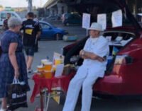 У Києві на Позняках пенсіонер продає мед на Tesla