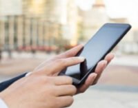 OLED-екрани смартфонів виявилися шкідливими для очей людини