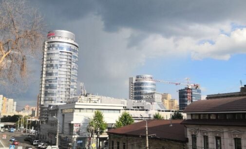 Потоп в Днепре: град и ливень превратил улицы в реки, затопил дома, офисы и ТРЦ (ФОТО)