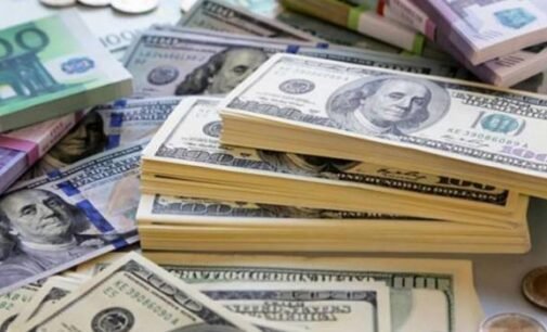 Национальная валюта ослабла: в Украине вырос курс доллара и евро