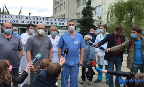 Медикам, предоставляющим помощь при COVID-19, повысят зарплаты