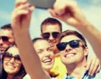 Селфи и размещение фото в соцсетях разрушают отношения – ученые