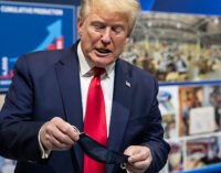 Трамп считает «странным» то, что он теряет ключевые штаты