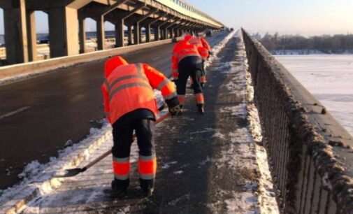 За неубранный снег в столице оштрафовали за сутки около 130 предпринимателей
