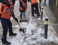 В Днепре чистят дороги от снега  более 60 единиц спецтехники