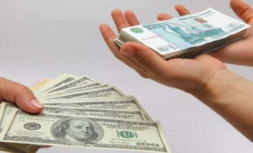 «Несколько глобальных причин»: Эксперт заявил о стремительной девальвации российского рубля