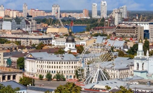 Поток туристов в Киев из-за границы сократился более чем на половину