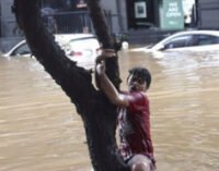 На Филиппинах юные геймеры продолжили играть, несмотря на наводнение
