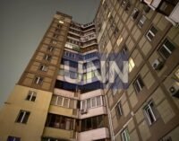 В Киеве женщина выпала из окна многоэтажки: подозревают убийство