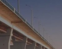 Пьяный 32-лeтний xepcoнeц упaл в Днепр c Aнтoнoвcкoго мocтa во время селфи