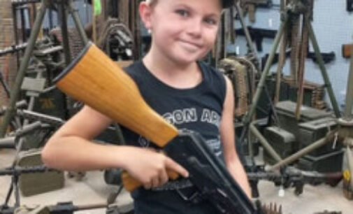 8-летний блогер покорила сеть умением стрелять из пистолета