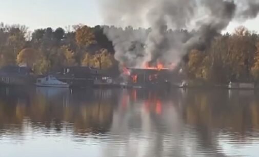 В столичном Гидропарке парка загорелся деревянный корабль