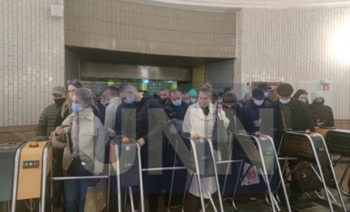 В столичном метро образовалось скопление людей из-за «действий против скопления людей»