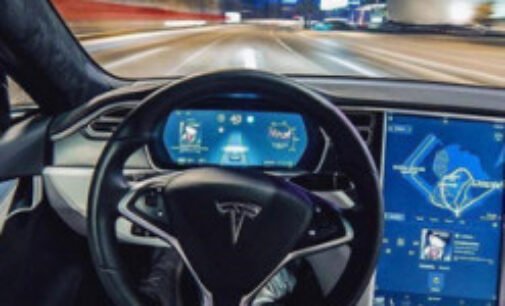 Tesla продолжает отзывать электрокары из-за проблемы с автопилотом