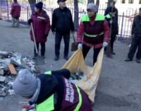 В Киеве более 2 тысяч дворников продолжают убирать улицы и дворы в условиях военного положения