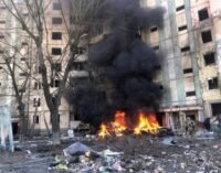 В Киеве обломки вражеского снаряда попали в многоэтажный дом