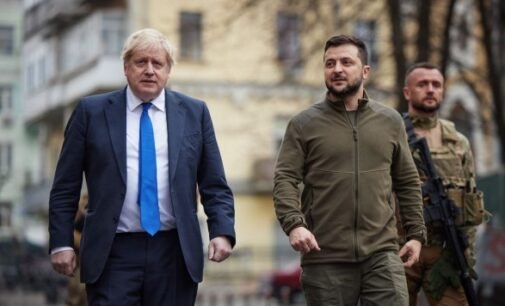 После переговоров Зеленский и Джонсон прогулялись по Киеву