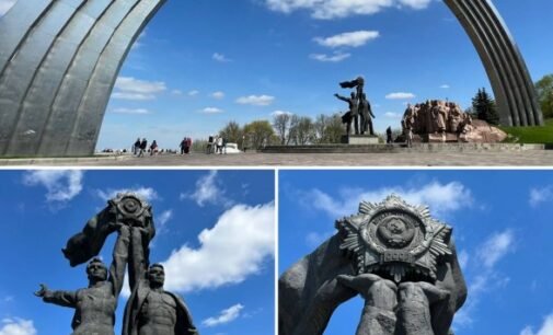В Киеве под Аркой дружбы народов начал демонтировать советский памятник