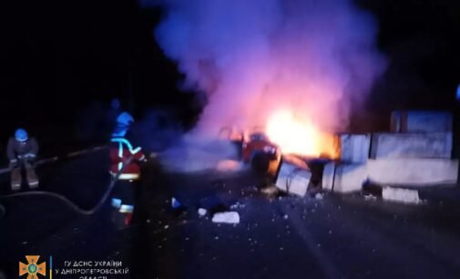 На Дніпропетровщині автівка врізалася в залізобетонний блок