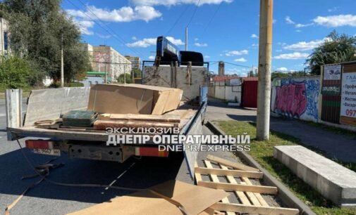 Вантаж випав на пішодів: у Дніпрі у вантажівки відірвалося кріплення