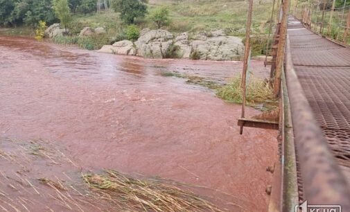 У Кривому Розі вода в річці Інгулець почервоніла (Фото)