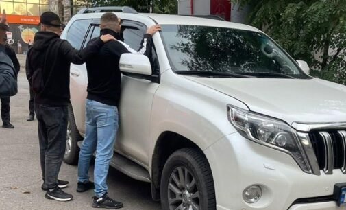Обіцяв чоловікам вивезти за кордон: на Дніпропетровщині затримали шахрая