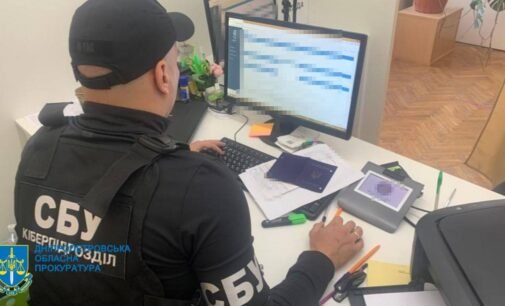 Мешканець Дніпра продавав неіснуючі бронежилети та зливав бази даних