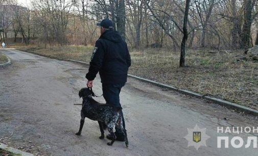 Поліцейський з Дніпра врятував собаку з-під обстрілів