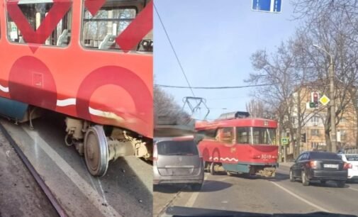 У Дніпрі на Богдана Хмельницького трамвай зійшов з рейок
