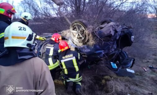 На Дніпропетровщині рятувальники деблокували водія, який злетів в кювет