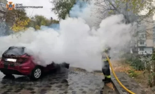 У Дніпрі на проспекті Поля зайнявся легковик