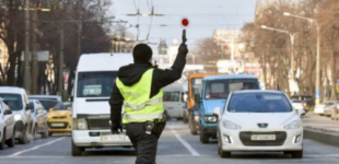 Водителям объяснили, почему патрульные заглядывают за плечо после остановки авто