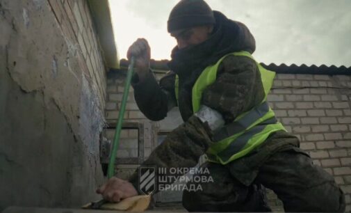 «Первый репарационный камешек»: россияне восстанавливают дома в Изюме