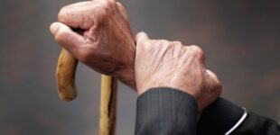В Украине ввели выплаты по уходу за родственниками-пенсионерами