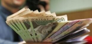Якими будуть курси долара та євро в липні